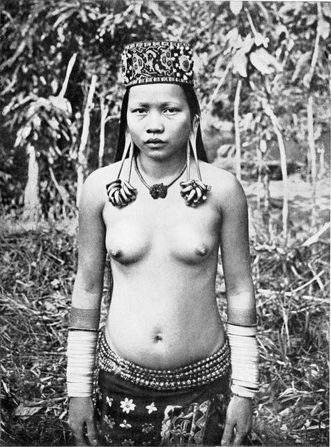Zeitreise ins Indonesien der Kolonialzeit: barbusige Frauen von Bali, Sumatra und Borneo bei der täglichen Arbeit 2, Jürgen Prommersberger