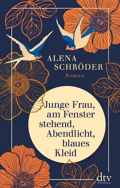 Junge Frau, am Fenster stehend, Abendlicht, blaues Kleid, Alena Schröder
