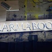 “Dharma Books”, una estantería, Dharma Books