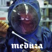 „Лучшие материалы «Медузы»“ – polica za knjige, Meduza