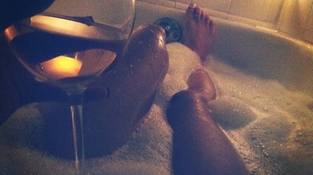 Ванна бокал вина. Ноги в ванной. Ванна для ног. Ноги в ванне с пеной. Ножки в ванне с пеной.