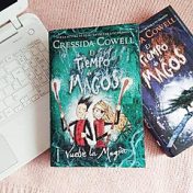 „El tiempo de los magos - Cressida Cowell” – egy könyvespolc, fantásticas_adicciones 🤗