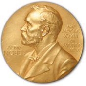 ”Nobel Prize Winners” – en bokhylla, b4457541512