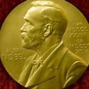 ”Nobelpriset i litteratur” – en bokhylla, Sandy Q