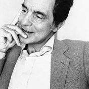 “Italo Calvino”, una estantería, Элла
