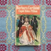 “Dutch Barbara Cartland Novellas” – een boekenplank, Lady Arachnia