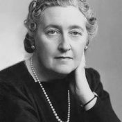 “Agatha Christie”, una estantería, Ülker Ismayilova