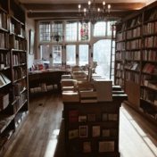 “clásicos” – a bookshelf, maryam