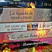 „J. De la Rosa / HQN - Novelas independientes” – egy könyvespolc, fantásticas_adicciones 🤗