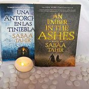 „Una llama entre cenizas - Sabaa Tahir“ – polica za knjige, fantásticas_adicciones 🤗