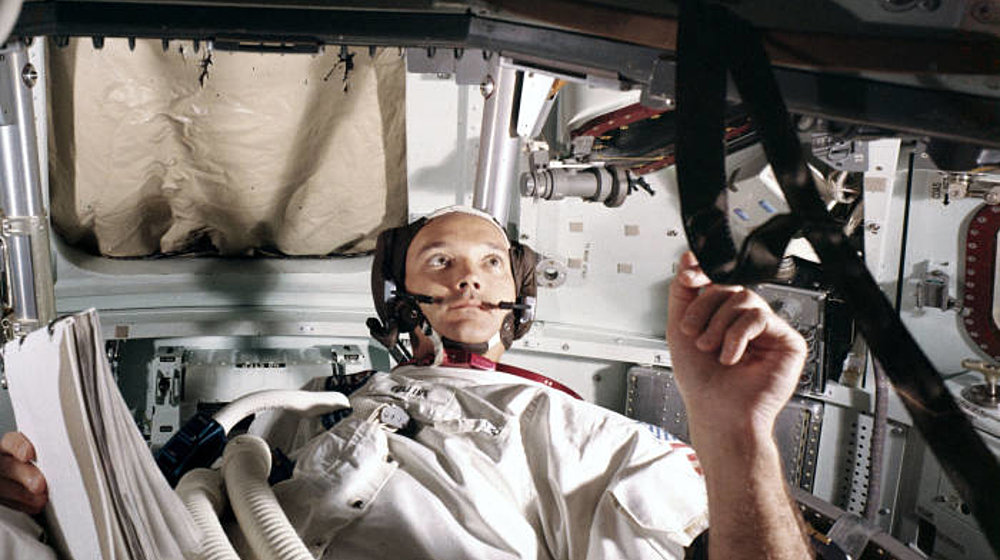 “13 Minutes to the Moon” – a bookshelf, BBC World Service