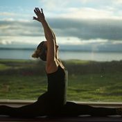 „Yoga Practice“ – polica za knjige, Senem Cengiz