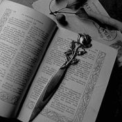 “С элеменами мистики/фэнтези” – een boekenplank, Сабина