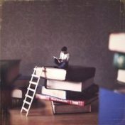 “Həyatın anları” – a bookshelf, günel