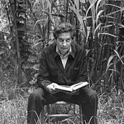 ”Octavio Paz” – en bokhylla, Julio Hermann
