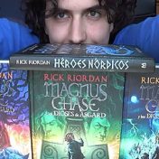 “Magnus Chase y los dioses de asgard - Rick Riordan” – uma estante, fantásticas_adicciones 🤗