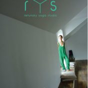 „Розовые очки Retunsky Yoga Studio.“ – Ein Regal, Tanya Retunsky