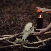 ”Wicca & Witchcraft & Occult & New Age” – en bokhylla, Senem Cengiz