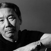 »Харуки Мураками/Haruki Murakami« – en boghylde, Dishonored.