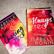 „Chasing Red - Isabelle Ronin” – egy könyvespolc, fantásticas_adicciones 🤗