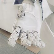 “6 libros imperdibles sobre tecnología e inteligencia artificial”, una estantería, Reforma Gadgets