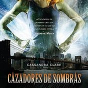 „Cazadores de sombras.“ – polica za knjige, Yuliana Martinez