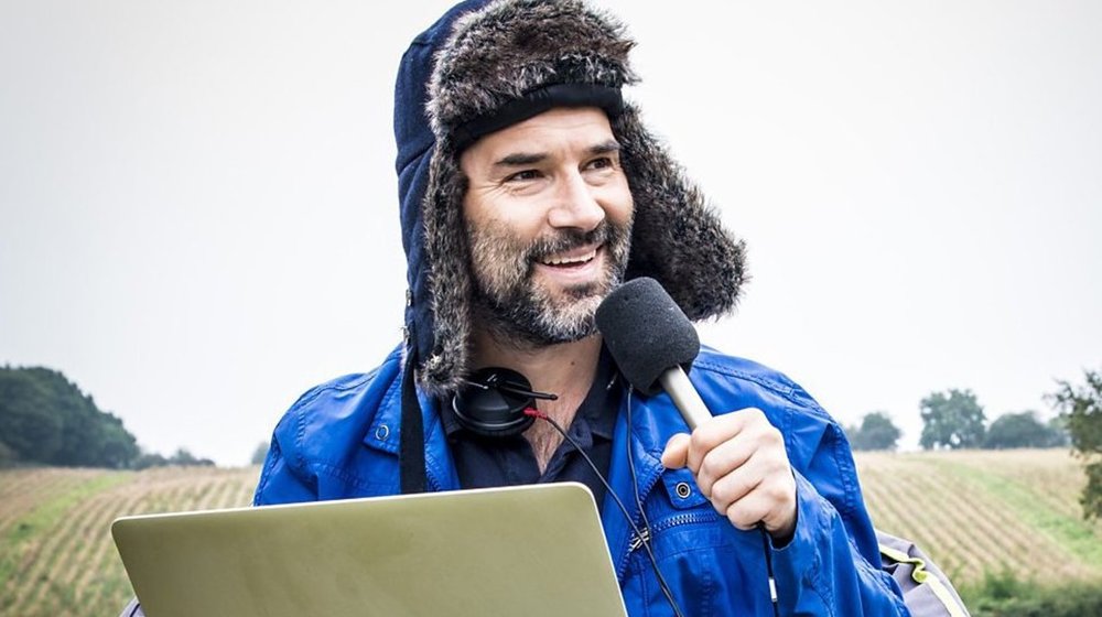 “The Adam Buxton Podcast”, una estantería, Adam Buxton