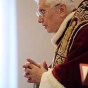 “Benedicto XVI”, una estantería, Darshan