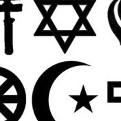 „Религия и около“ – Ein Regal, Прохожий