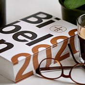 “Bibelen 2020” – a bookshelf, Lytteratur