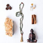 “Медитация / Осознанность /
Йога”, una estantería, Виктория Ильева