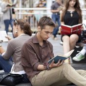 “Книги, которыми интересуется молодежь” – een boekenplank, Николай Курка
