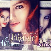 “Firelight - Sophie Jordan” – a bookshelf, fantásticas_adicciones 🤗