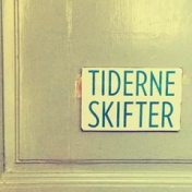 “Tiderne Skifter Forlag”, una estantería, Tiderne Skifter