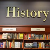 ”History” – en bokhylla, bikofornot