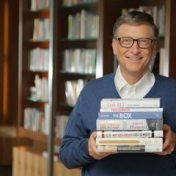 „Что читает Билл Гейтс“ – Ein Regal, Oleg Batalov