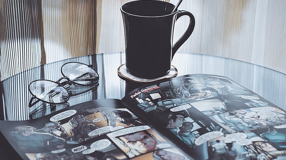 “El café comiquero”, una estantería, El café comiquero