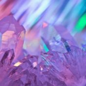 „Crystals & Stones & Gems“ – polica za knjige, Senem Cengiz