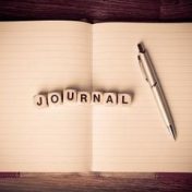 “Escribir un diario.”, una estantería, Conejo Literario